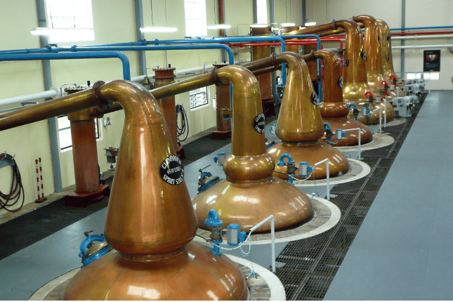 Secrets Liquoreux : Top Distilleries Cachées d’Europe