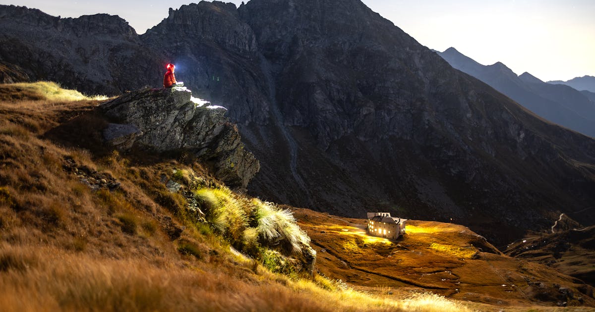 Cabane de berger isolée sous un ciel étoilé dans les Pyrénées françaises au coucher du soleil