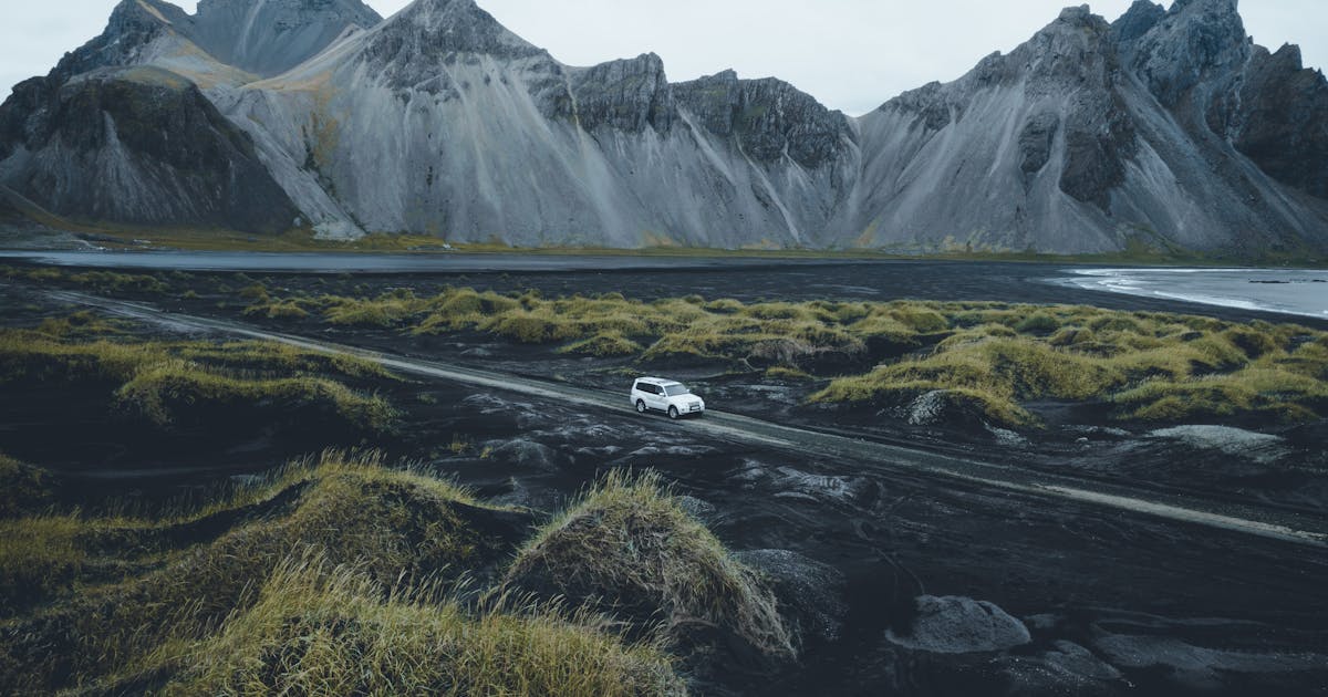 Vue spectaculaire d'un camping-car sur une route de gravier au lever du soleil, traversant les paysages épiques de Patagonie, Argentine